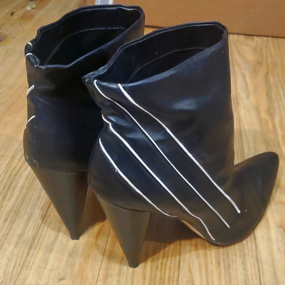 Beau+Ashe Black Booties w/stripes Size 11 - Picture 4 of 6